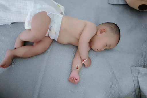 苍南三个月宝宝抬头不稳